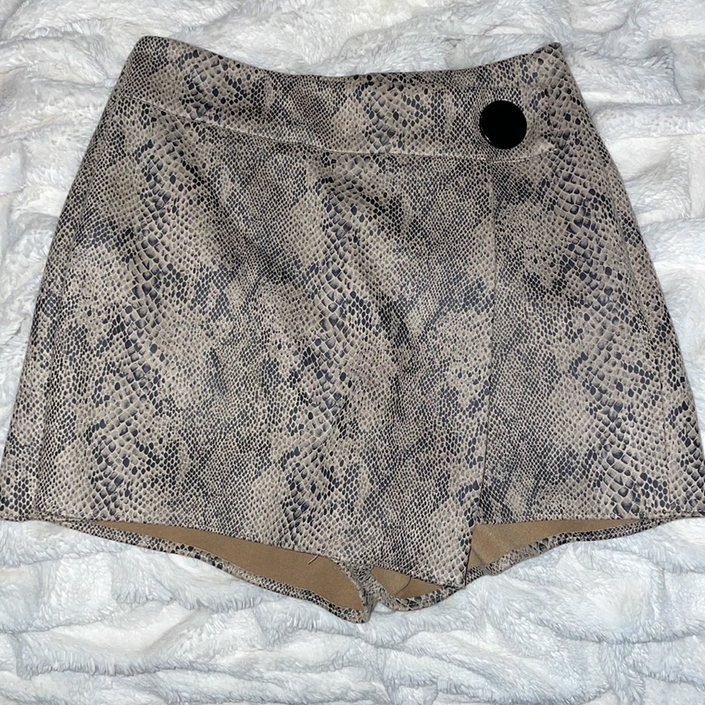 Snakeskin skort